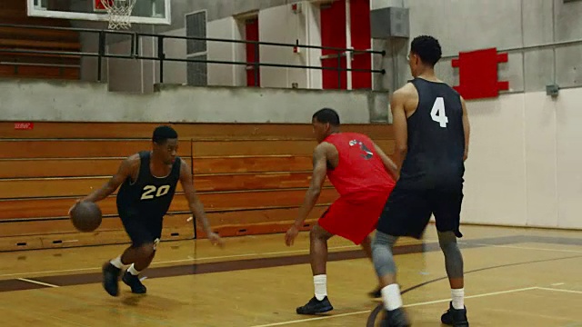 在一场比赛中，随着篮球运动员在球场上的动作，球员做一个扣篮视频下载
