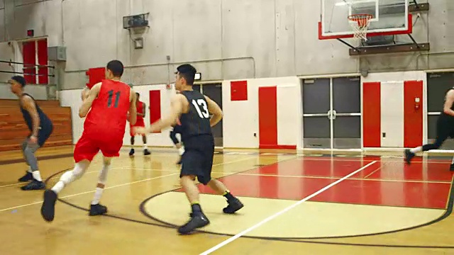篮球运动员在比赛中传球，然后扣篮视频下载