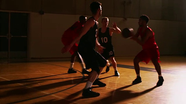 一名篮球运动员没有传球，对方队用慢动作抢断了球视频下载