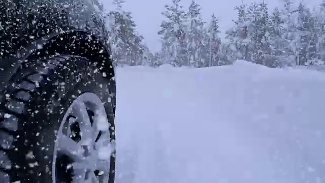 雪和驾驶在冬季森林路视频素材