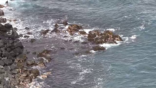 海浪撞击岩石视频下载