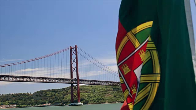 葡萄牙国旗在一艘船的背景4月25日桥和耶稣雕像视频下载