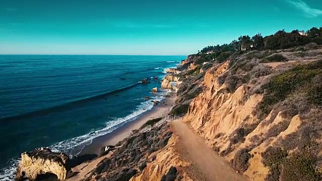 荒凉的野生El斗牛士海滩马里布加利福尼亚航空海景-海浪与岩石视频素材