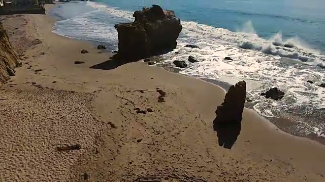 荒凉的野生El斗牛士海滩马里布加利福尼亚航空海景-海浪与岩石视频素材