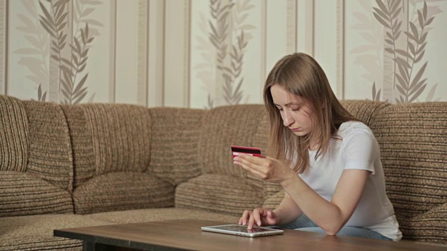年轻女子在网上购物视频素材