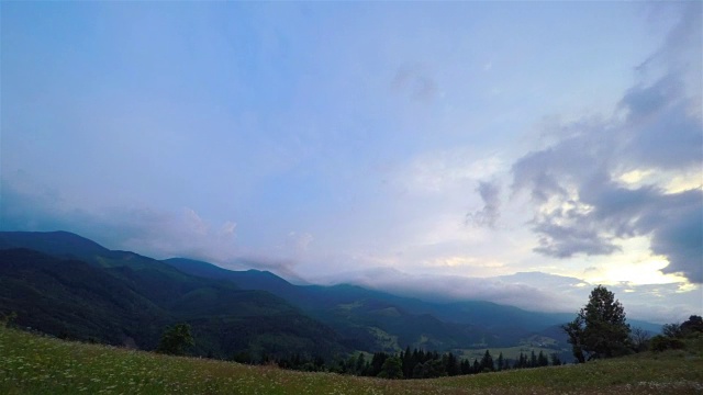 山顶上的日落天空。视频下载