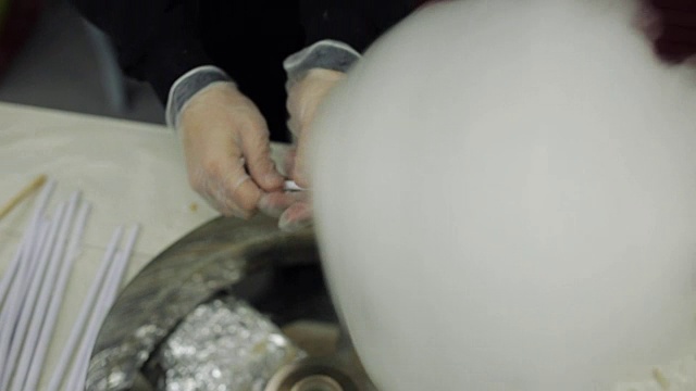 手特写糖果制作棉花糖。一根棍子上的一大块棉花糖视频素材