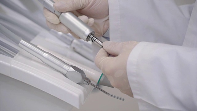 特写的牙医的手和牙科设备，年轻的医生检查设备在现代医院视频下载