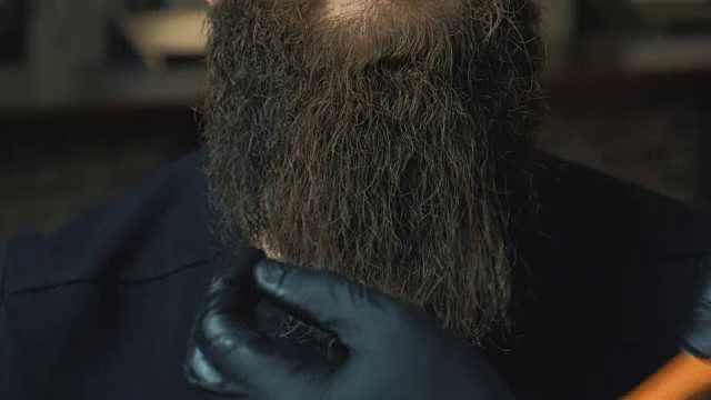 留着长胡子的英俊男子，在理发店里理发视频下载