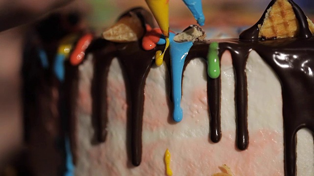 蛋糕上的奶油从糕点袋里流出来。特写镜头视频素材