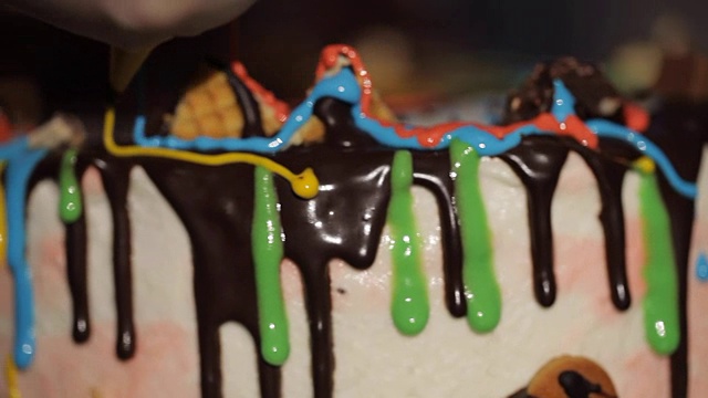 糕点袋的制糖员挤出蛋糕上的奶油。特写镜头视频素材