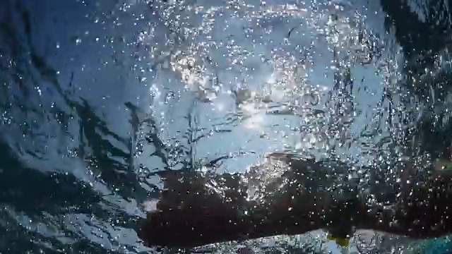 慢动作水下:运动冲浪者划桨在开放水域的海浪视频素材