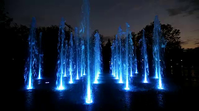 喷泉被彩虹的颜色点亮视频下载