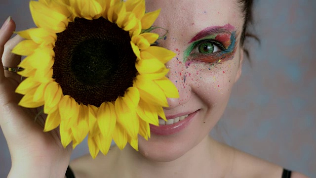 用向日葵拍一个彩妆女人的4k照片(聚焦眼睛)视频下载
