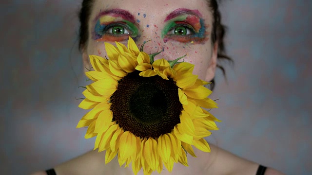 用向日葵拍一个彩妆女人的4k照片(聚焦花)视频下载