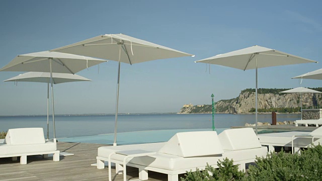 近距离观察:拥有躺椅和游泳池的高级海滨酒店视频素材