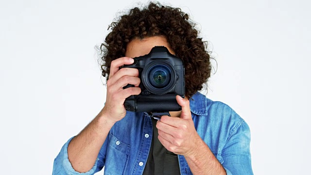 摄影师在用数码相机拍照时出示名片视频下载