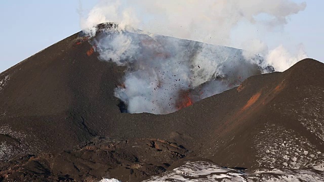 活火山喷发-从火山口喷出:熔岩，气体，蒸汽，火山灰。堪察加半岛视频素材