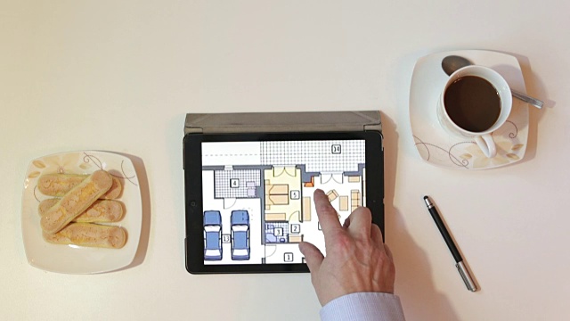 房地产经纪人在电子平板电脑上展示房屋平面图视频下载