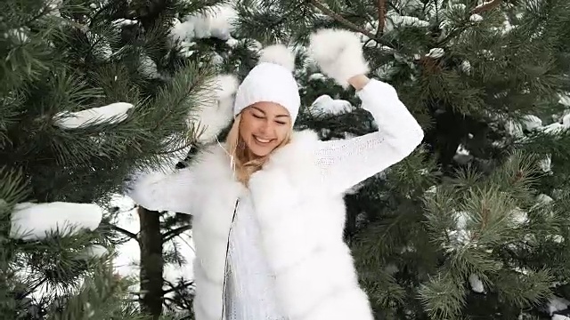 美丽的女人在冬天的景色中唱歌跳舞视频下载