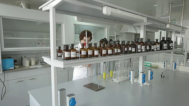 在实验室做实验的科学家视频下载