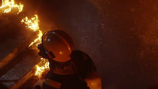 勇敢的消防员爬上燃烧的楼梯。大楼着火了。到处都是火焰和烟雾。视频素材