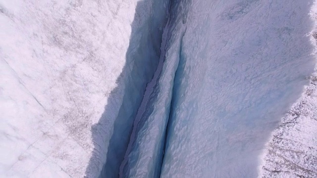 瑞士阿莱奇冰川上的裂缝视频下载