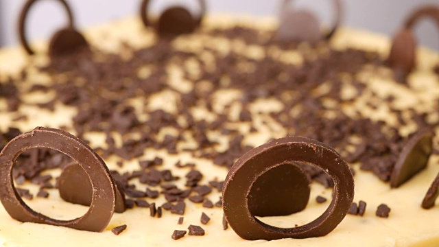 芝士蛋糕和巧克力片。旋转。视频下载