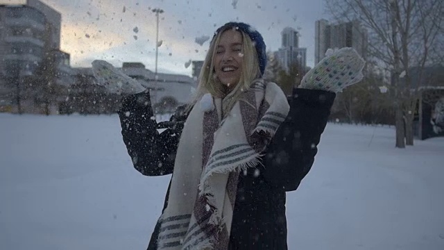 美丽的女孩玩雪和乐趣视频下载