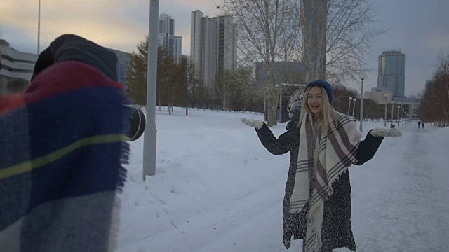 冬天在街上摆姿势的女孩视频下载