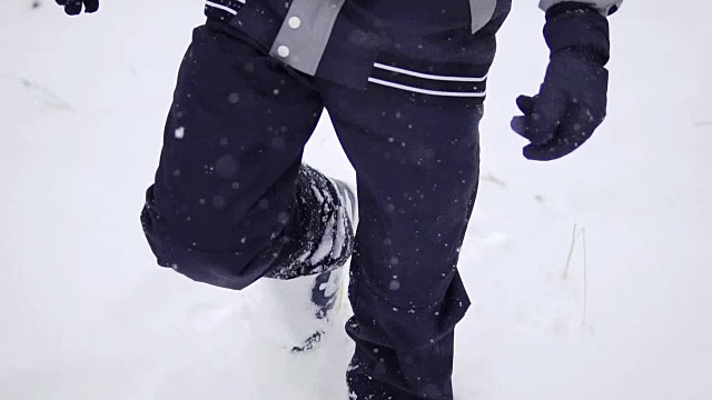 一个人穿着滑雪板鞋在雪地上走视频下载