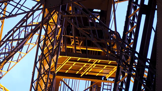 机械电梯能升降埃菲尔铁塔视频素材