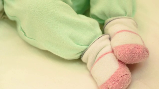 初生婴儿的脚，穿着袜子和内裤视频下载