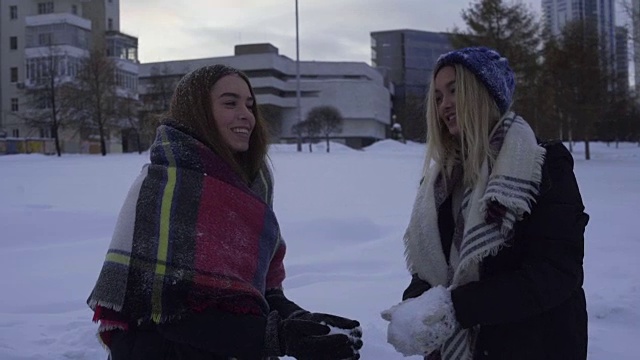 冬天，两个女孩在户外玩雪视频下载