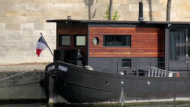 漂浮在巴黎塞涅河上的黑船视频下载