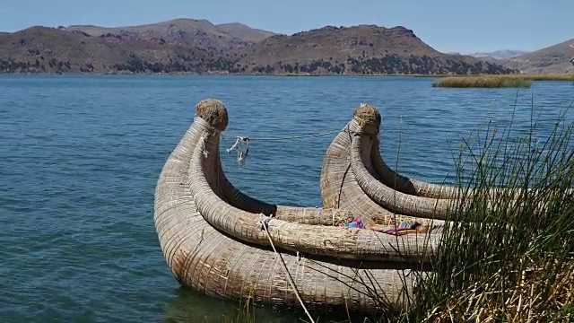 在秘鲁普诺地区神秘的喀喀湖上，乌鲁斯漂浮着芦苇岛视频下载