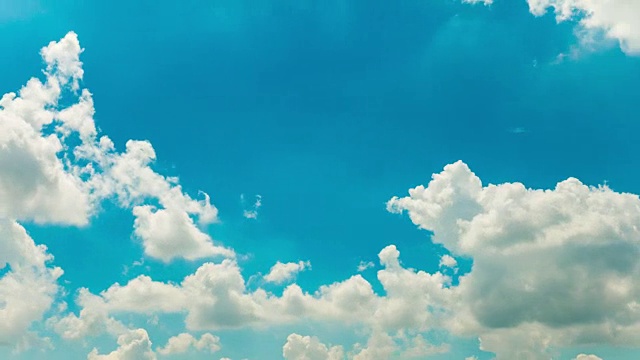 时间流逝视图的蓝天与平滑移动的云。视频下载