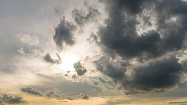 太阳和移动云的黄昏天空的时间流逝视图。视频下载