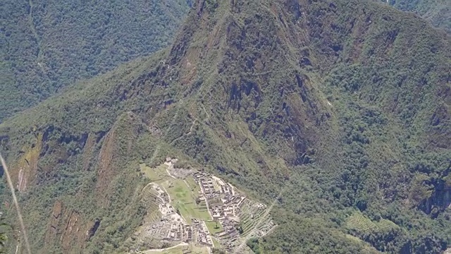 从秘鲁库斯科安第斯山脉的印加古城马丘比丘山上俯瞰马丘比丘视频下载