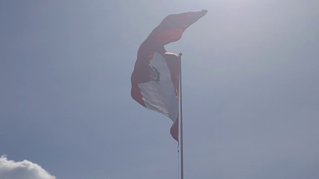 蓝色的天空中飘扬着秘鲁的旗帜视频下载