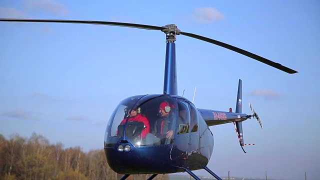 乘客和飞行员在直升机驾驶舱视频下载