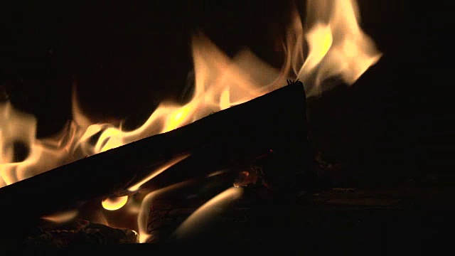 剪影缓慢的运动的木材燃烧炉与一大堆的原木和大火焰视频下载