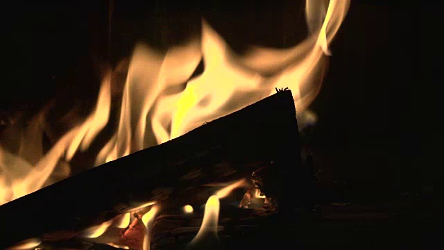 剪影拍摄的原木燃烧炉在行动视频下载