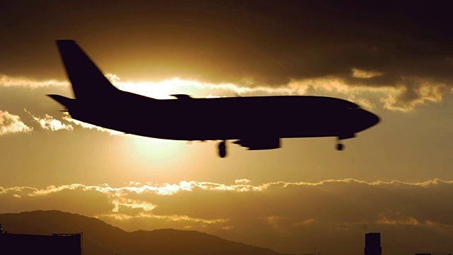 喷气式飞机降落在惊人的日落视频素材