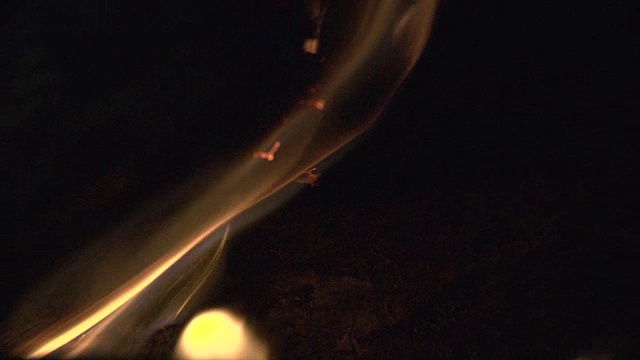 微距镜头的火焰在慢动作燃烧一根木头在燃烧的火炉。视频下载