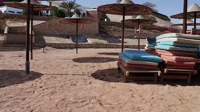 红海的沙滩伞视频素材