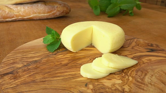 巴比贝尔半硬奶酪，木板上放着法棍面包视频素材