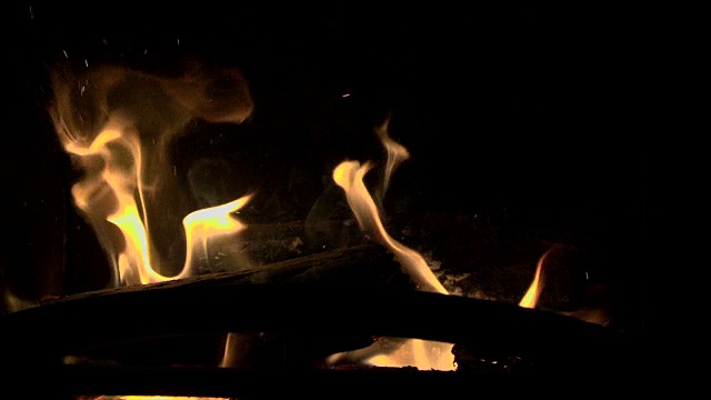 在燃烧木材的火炉里放上飞溅的火红的余烬这张照片拍得很漂亮视频下载