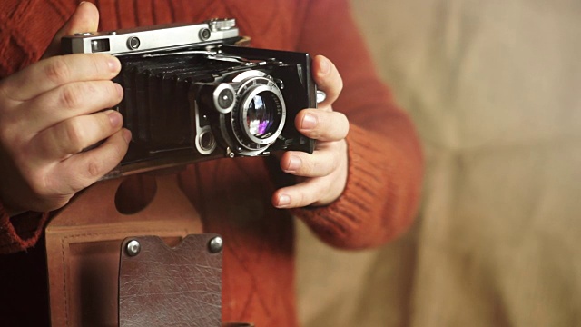 老式的相机。男人打开一个老式相机视频下载