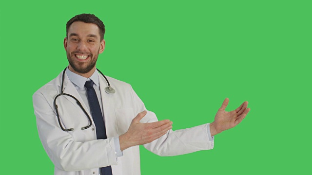 一位英俊的医生用双手做手势的中景。背景为绿幕。视频素材